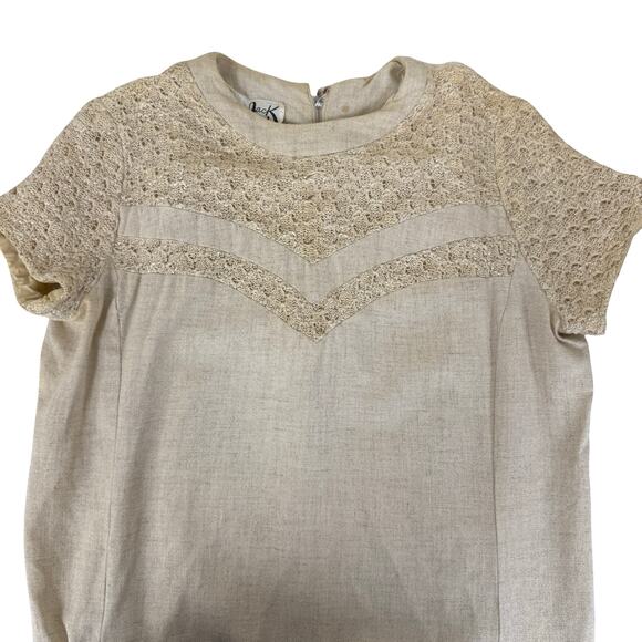 1960s Cream Linen Blend Shift Dress w Crochet Yoke – Mr. Jack Dallas – Size 16 - Picture 7 of 16